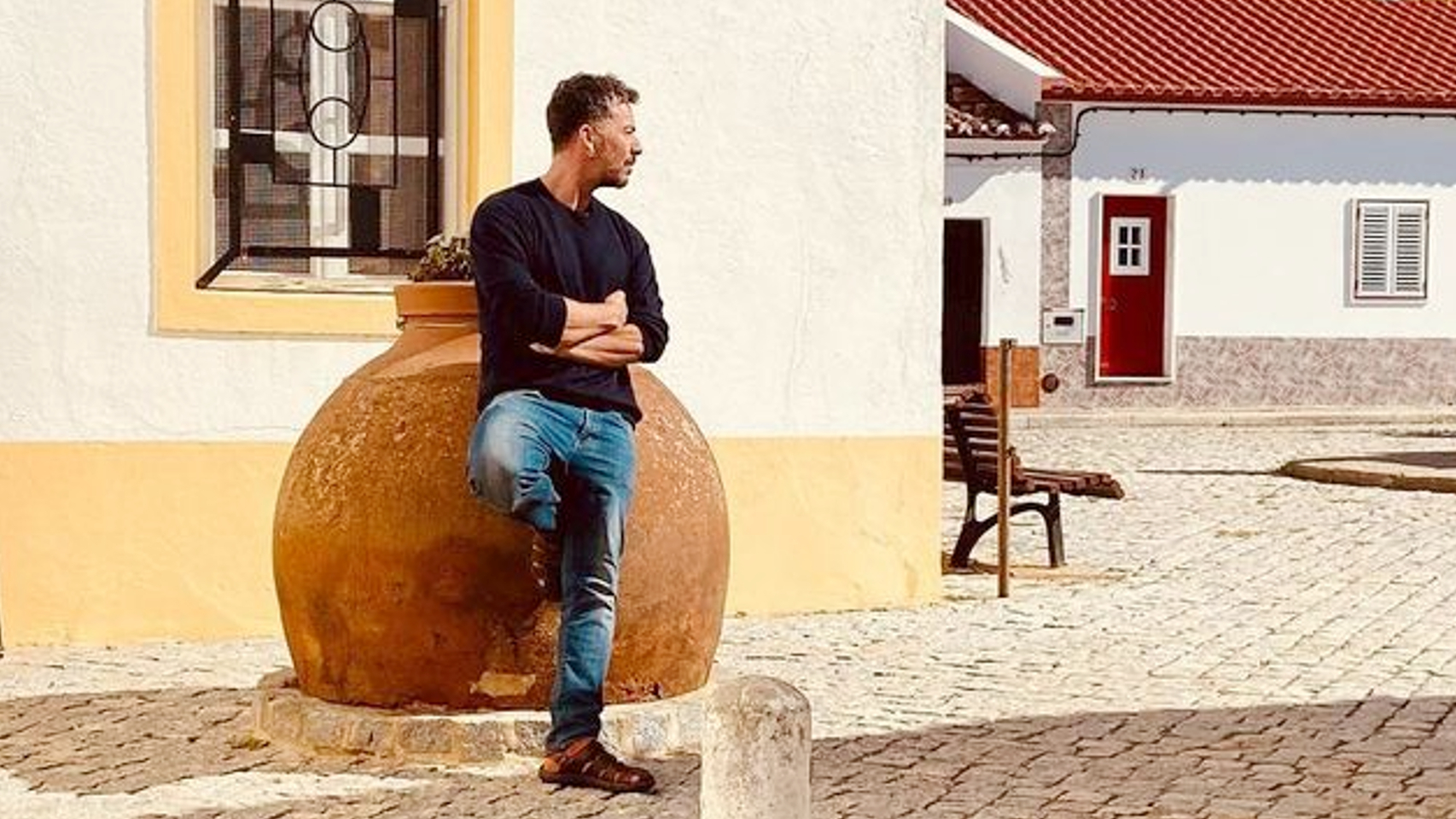 El escultor valenciano Nacho Palau vive en Chelva al lado de su madre.