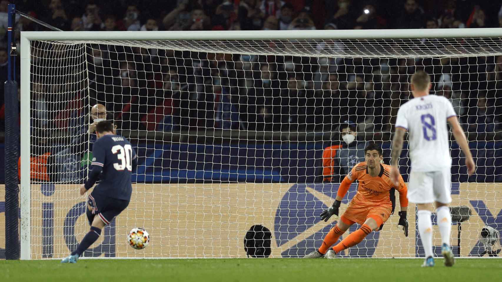 Leo Messi dispara de penalti y Thibaut Courtois lo para