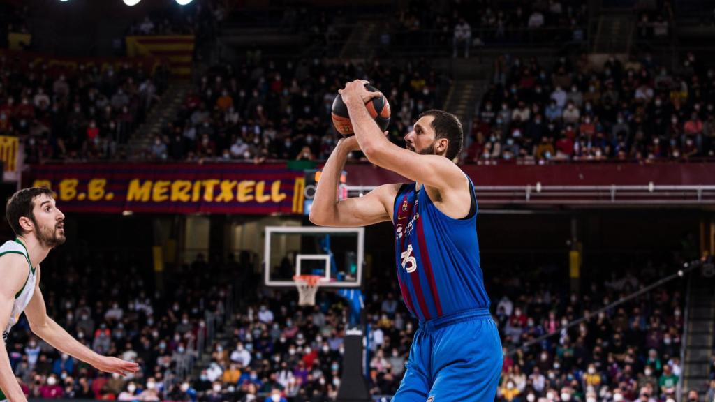 Nikola Mirotic, haciendo un lanzamiento.