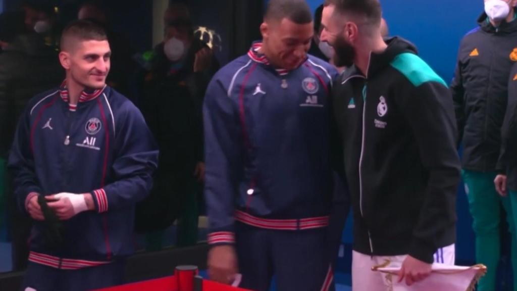 Benzema y Mbappé se saludan en el túnel de vestuarios