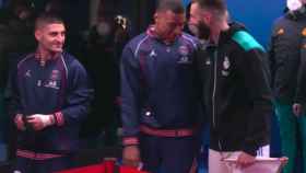 Benzema y Mbappé se saludan en el túnel de vestuarios