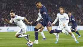 Kylian Mbappé encara a la defensa del Real Madrid e intenta un centro al área