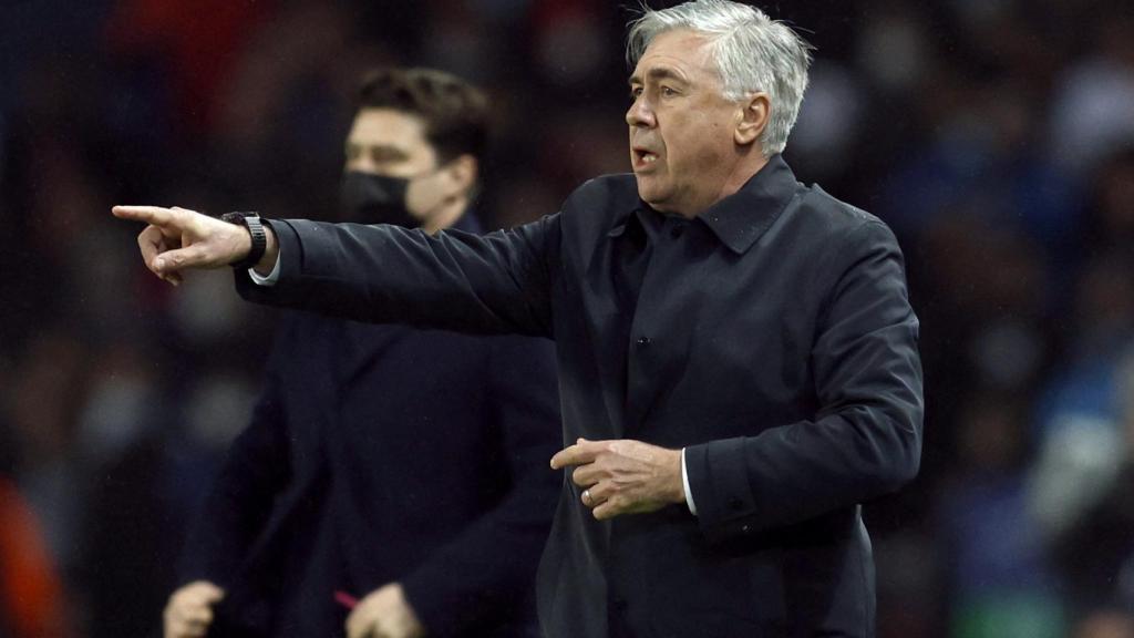 Carlo Ancelotti da órdenes a los futbolista del Real Madrid en la banda del Parque de los Príncipes