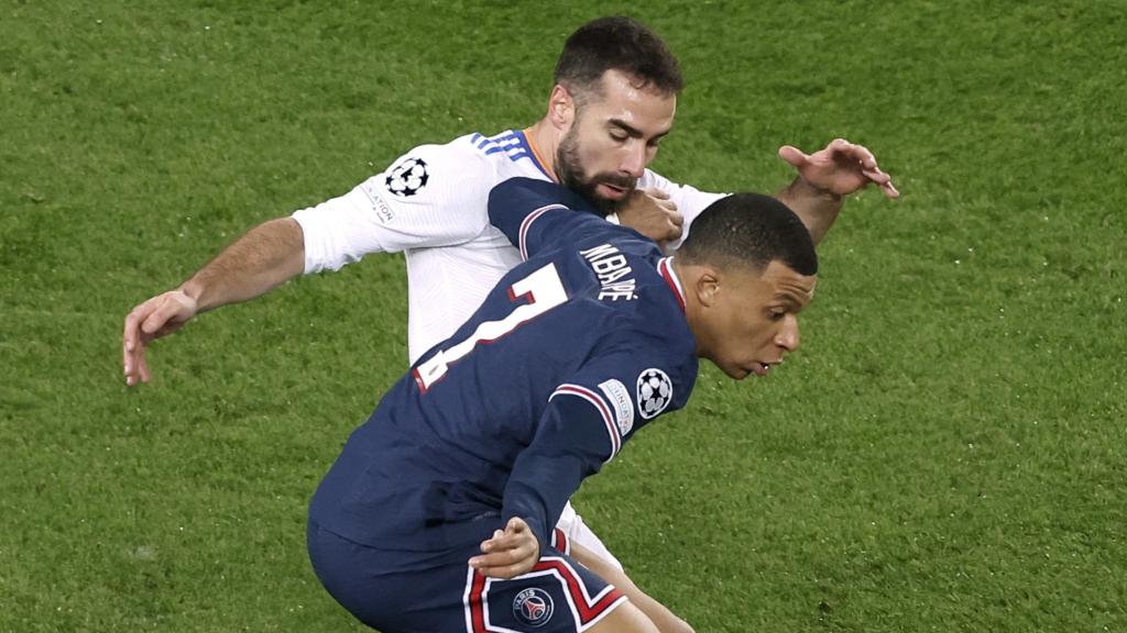 Dani Carvajal presiona e intenta robar el balón a Kylian Mbappé