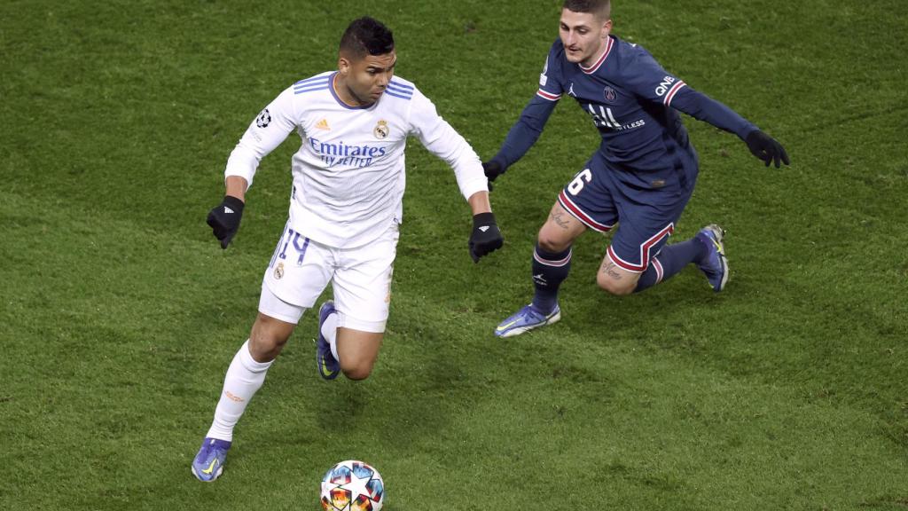 Casemiro, perseguido por Marco Verratti