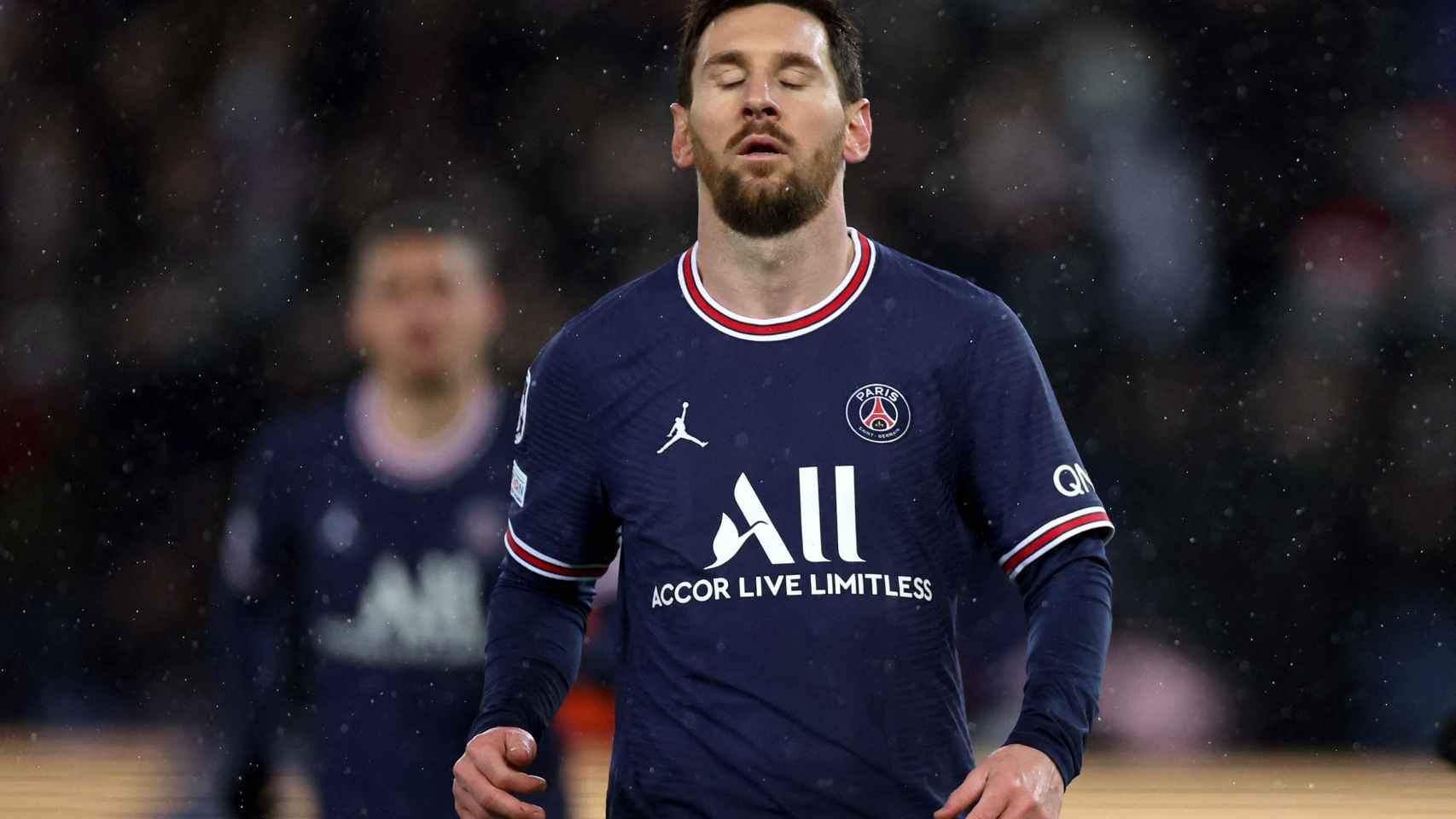 Leo Messi se lamenta tras el penalti parado por Thibuat Courtois
