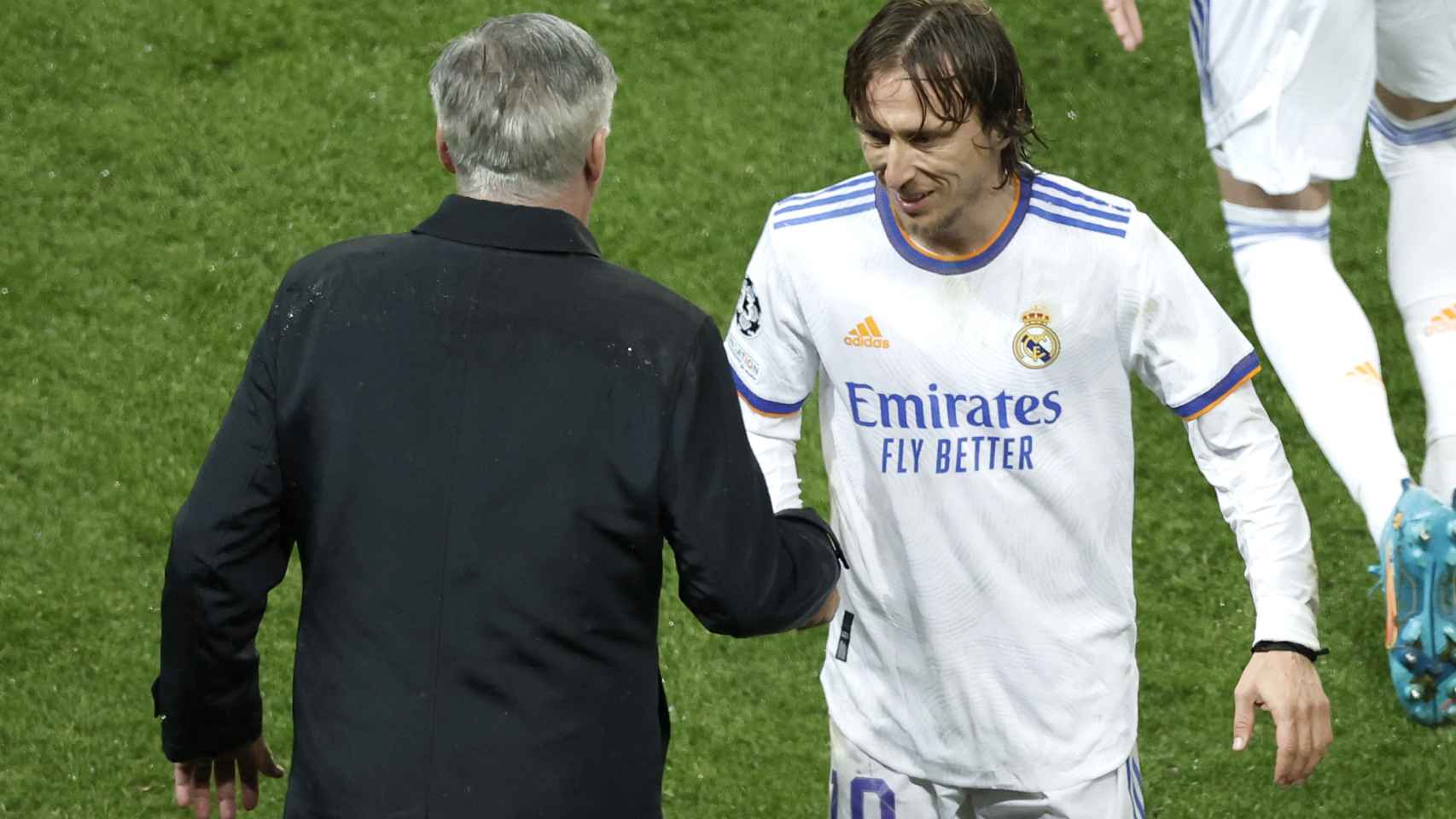 Luka Modric saluda a Carlo Ancelotti tras ser cambiado ante el PSG