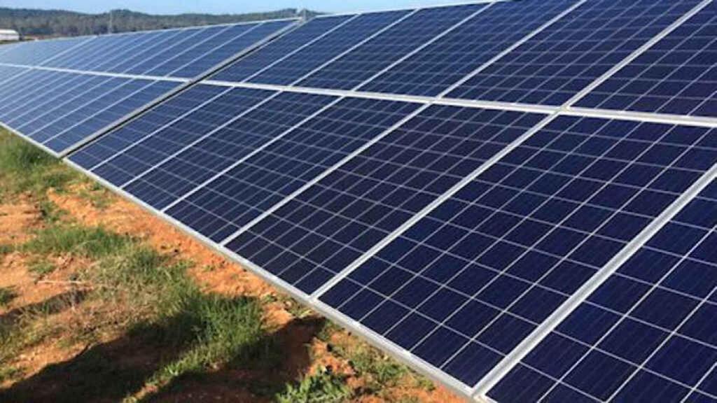 Paneles fotovoltaicos en una imagen de archivo.