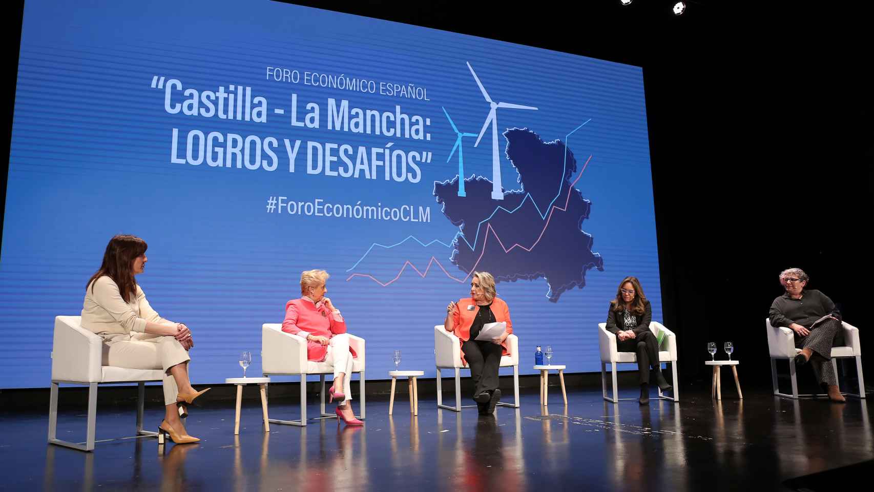 Imagen de la primera mesa redonda de la segunda jornada del Foro Económico Español 'Castilla-La Mancha: logros y desafíos'.