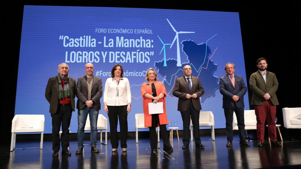 Pepe Álvarez, secretario general de UGT; Unai Sordo, secretario general de CCOO ; Patricia Franco, consejera de Economía, Empresas y Empleo de Castilla-La Mancha; Esther Esteban, presidenta ejecutiva de EL ESPAÑOL-El Digital CLM; Lorenzo Amor, presidente de ATA; Ángel Nicolás, presidente de Cecam, y Arturo Criado, subdirector de EL ESPAÑOL-Invertia.