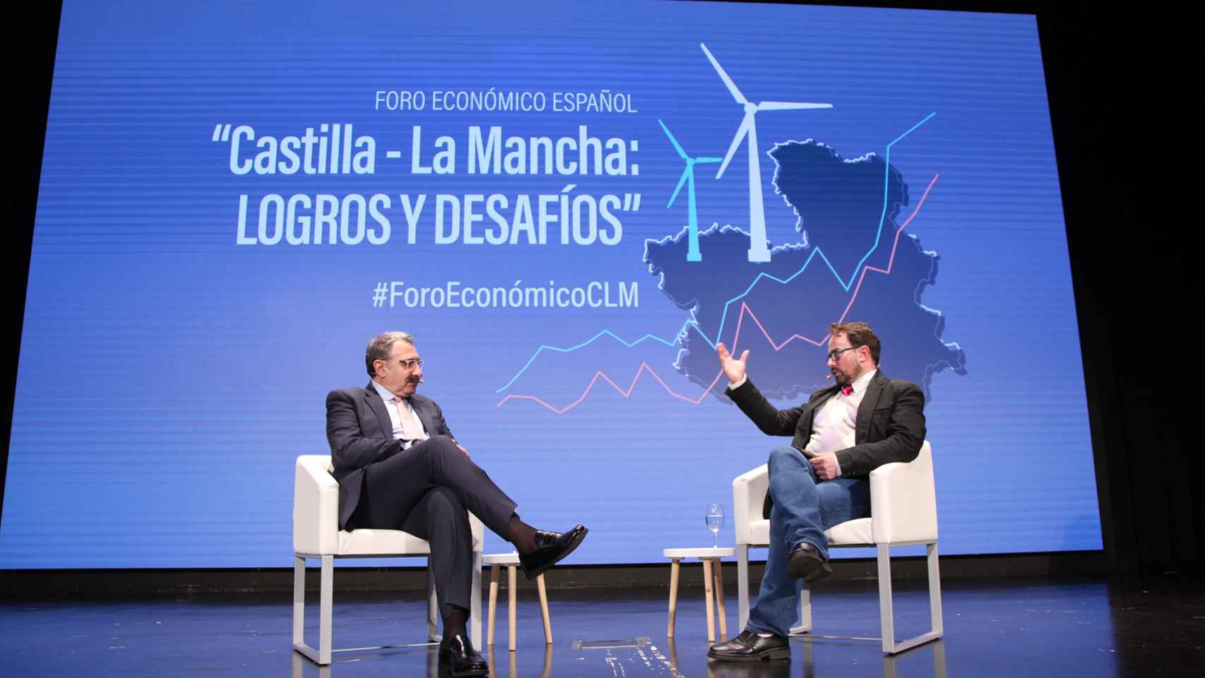 Jesús Fernández Sanz, consejero de Sanidad de la Junta de Comunidades de Castilla-La Mancha, conversa con Javier Ruiz, jefe de informativos de Onda Cero de Castilla-La Mancha  y columnista de EL ESPAÑOL.