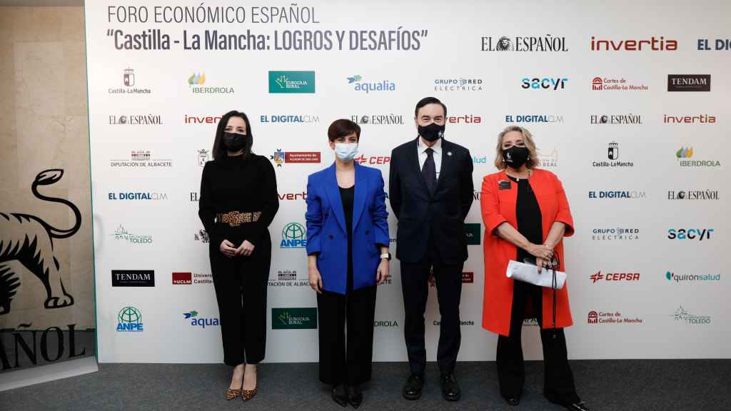 Cruz Sánchez de Lara, vicepresidenta de EL ESPAÑOL; Isabel Rodríguez García, ministra de Política Territorial y portavoz del Gobierno; Pedro J. Ramírez, presidente ejecutivo y director de EL ESPAÑOL; y Esther Esteban, presidenta ejecutiva de EL ESPAÑOL-El Digital Castilla-La Mancha, en la clausura del Foro Económico Español 'Castilla-La Mancha: logros y desafíos'.