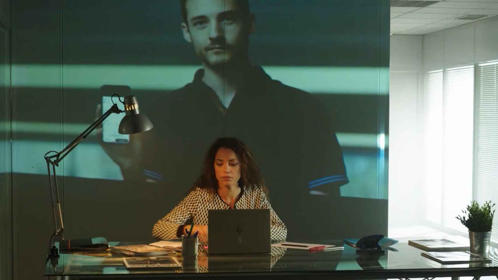 Una trabajadora, frente a su ordenador.