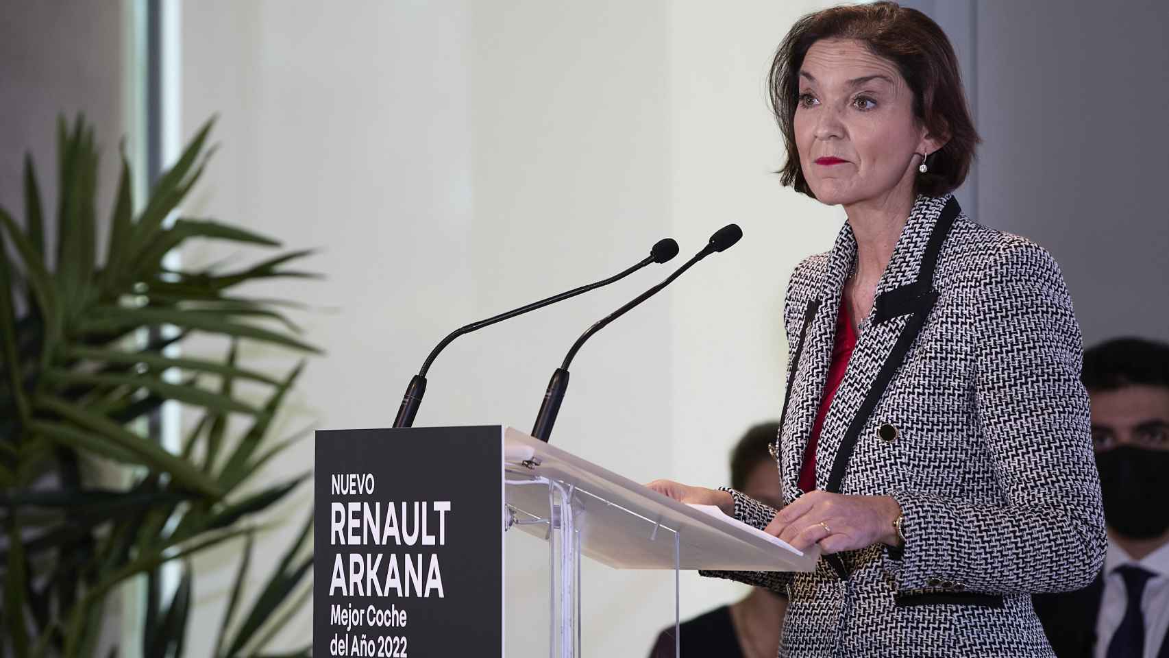 La ministra Reyes Maroto durante la entrega del galardón a Renault.