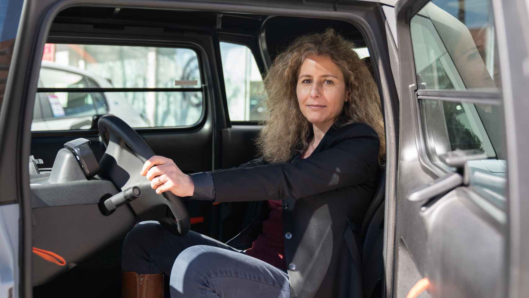 Brigitte Courtehoux, CEO de Free2move, al volante de un Citroën Ami.