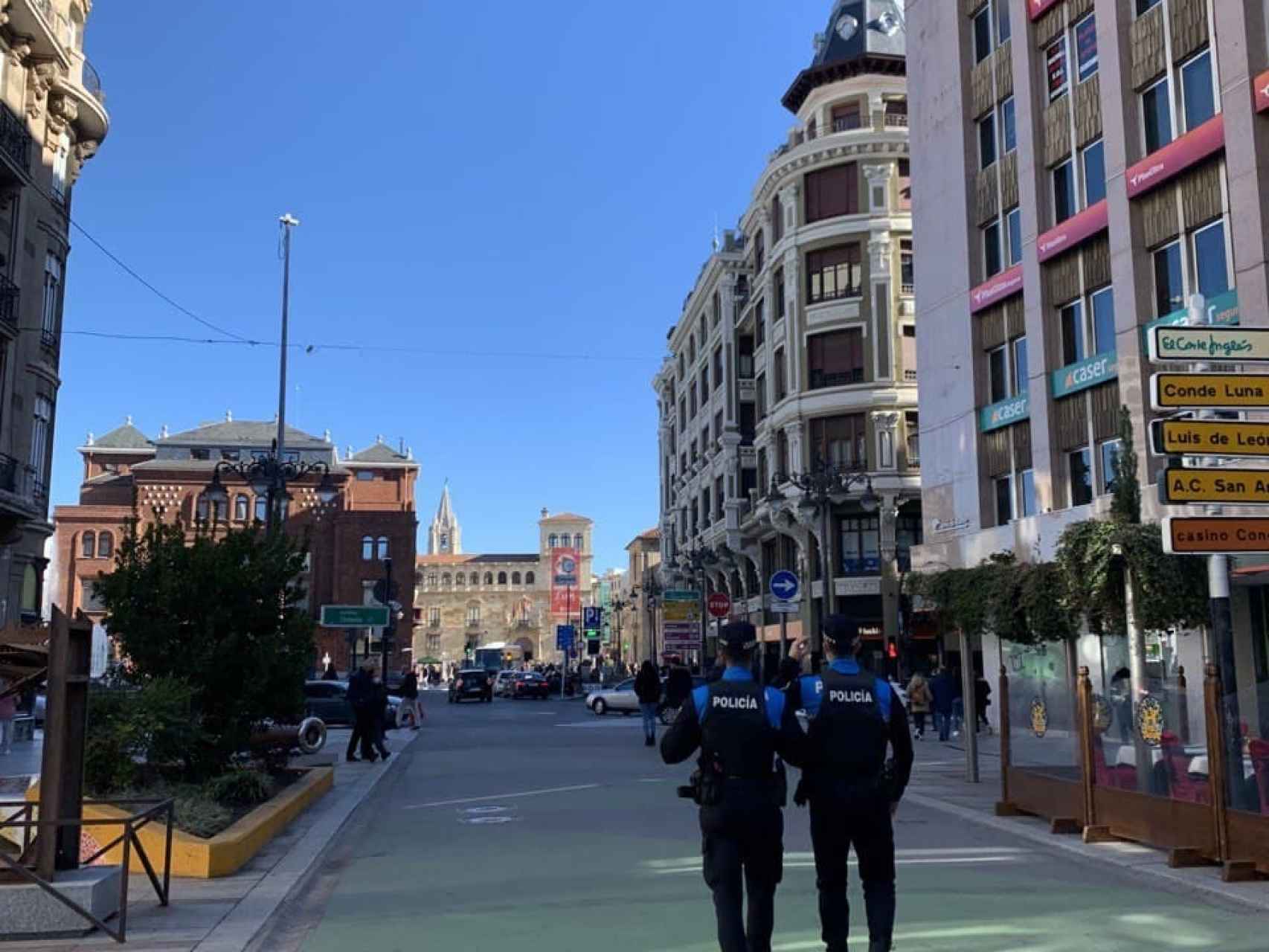 Dos agentes de la Policía Local de León