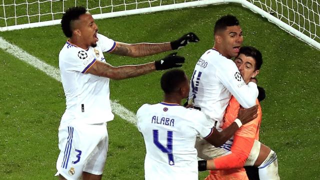 Militao, Alaba, Casemiro y Courtois celebran el penalti detenido ante el PSG