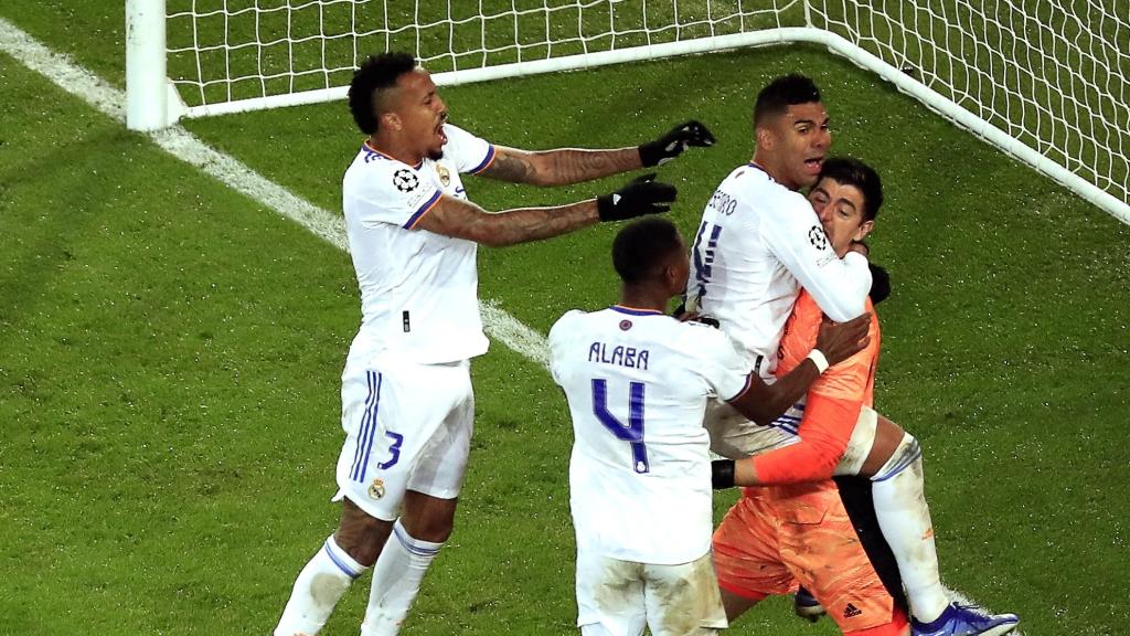 Militao, Alaba, Casemiro y Courtois celebran el penalti detenido ante el PSG