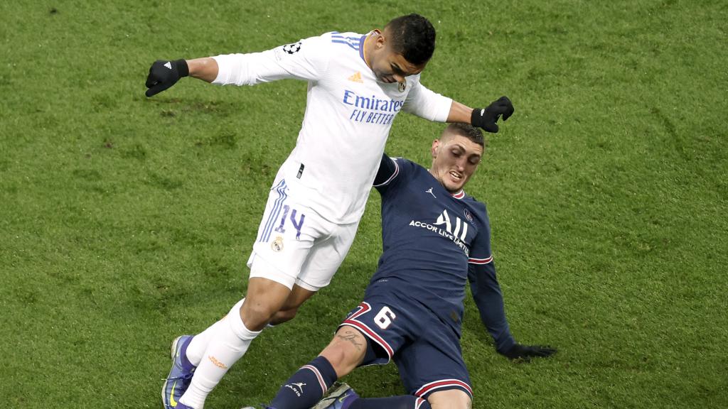 Marco Verratti le roba un balón a Casemiro.