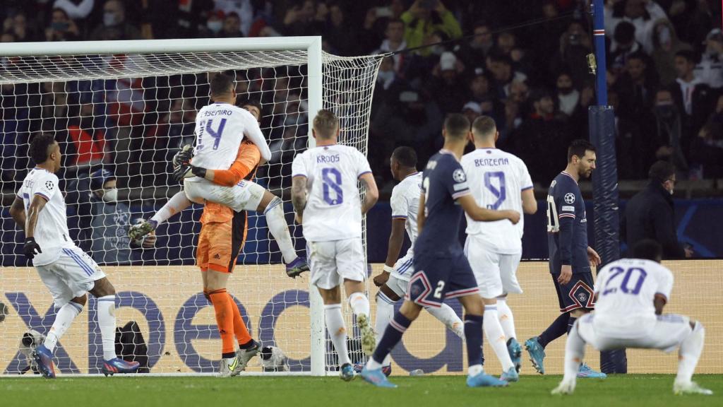 El Real Madrid celebra con Courtois tras parar un penalti a Leo Messi