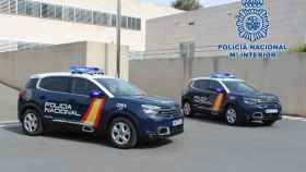 Dos coches patrulla de la Policía Nacional en Granada.