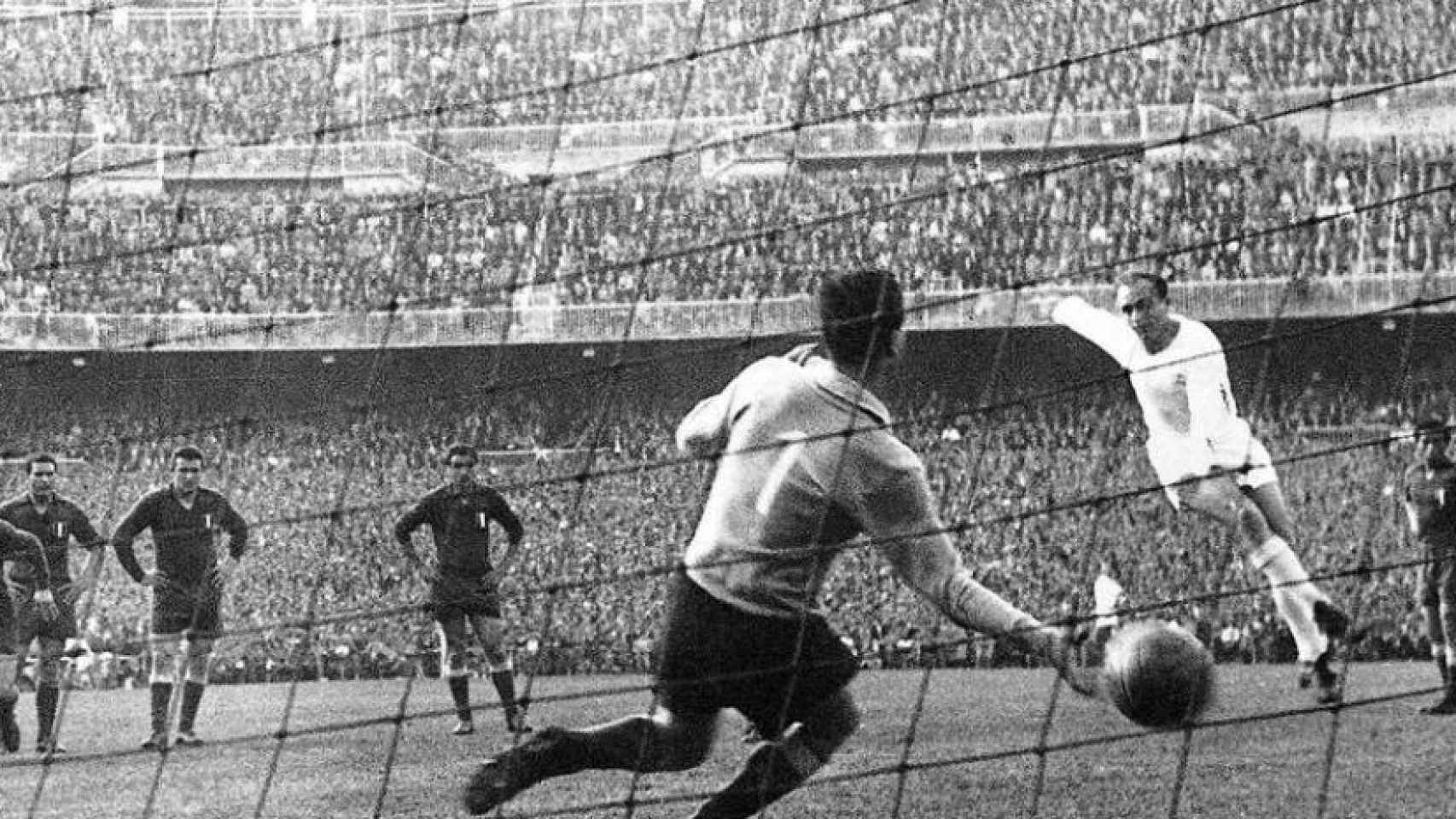 Di Stefano anota de penalti en la final de la Copa de Europa de 1957, en el Bernabéu, ante la Fiorentina. Foto: Uefa.com