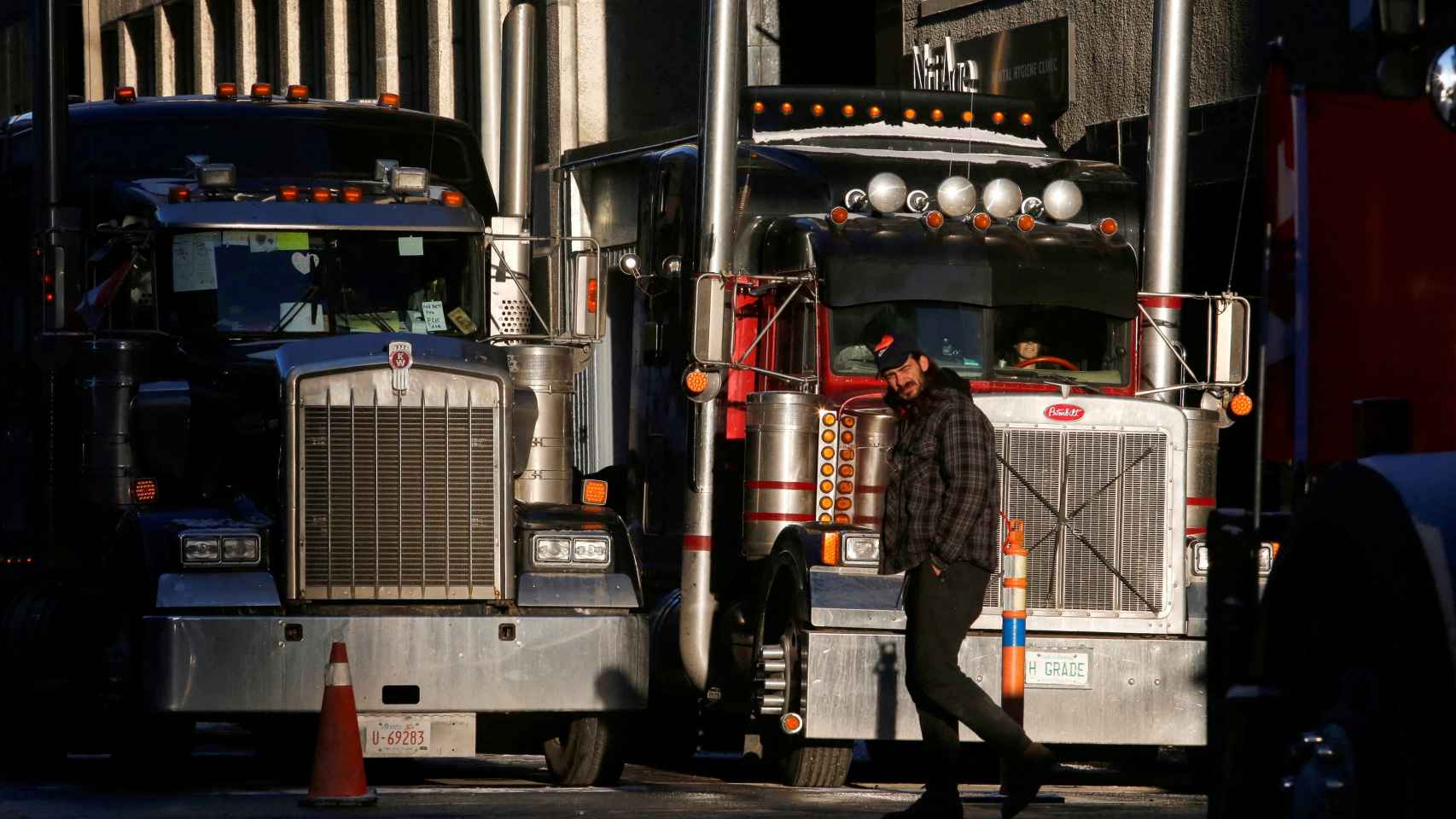 Imagen de los camioneros de Canadá bloqueando una calle durante las protestas.