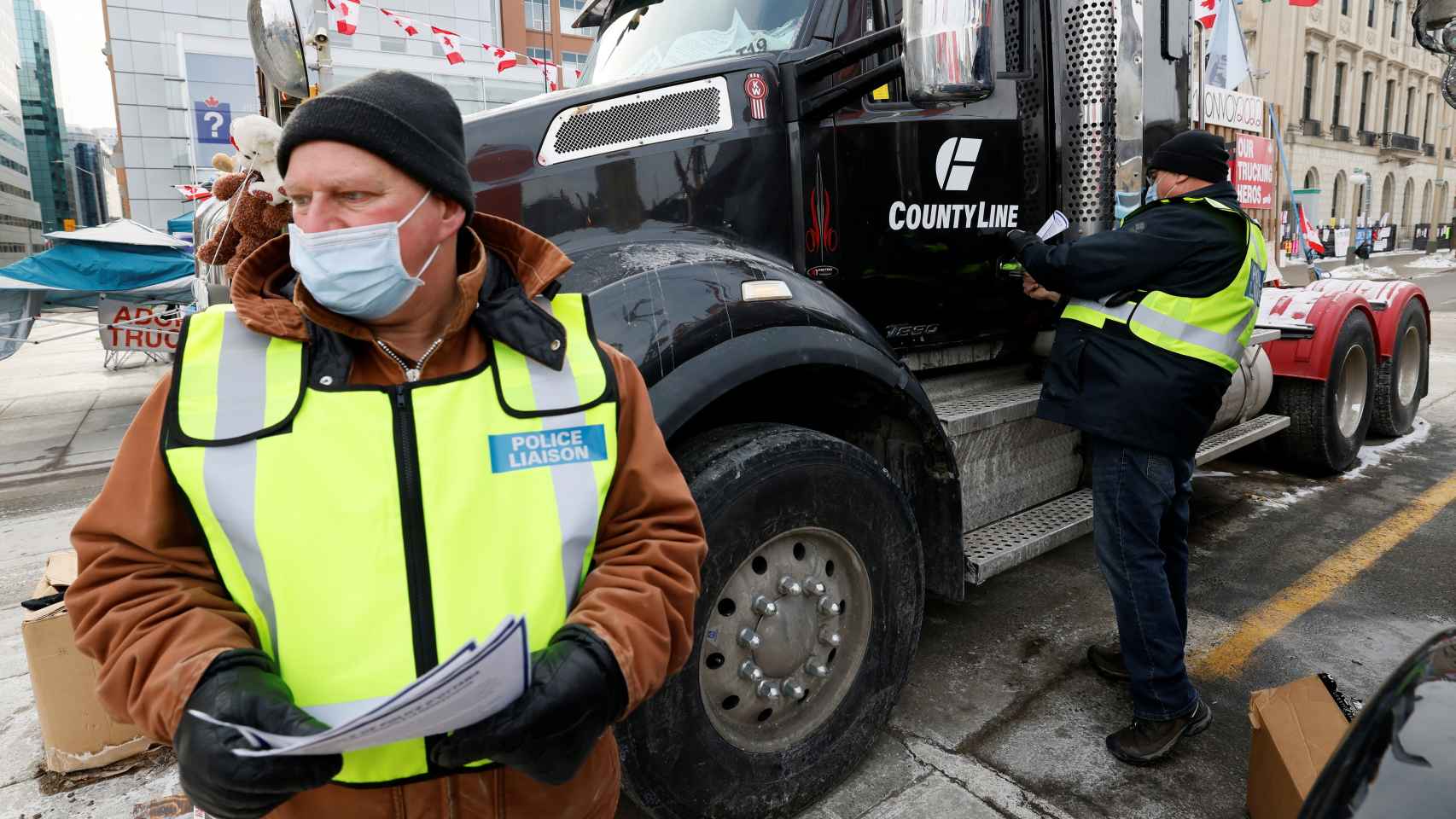La Policía reparte panfletos a los camioneros que continúan protestando en Canadá.