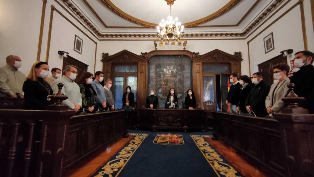 El pleno del ayuntamiento de Marín, durante el minuto de sielncio de este miércoles.