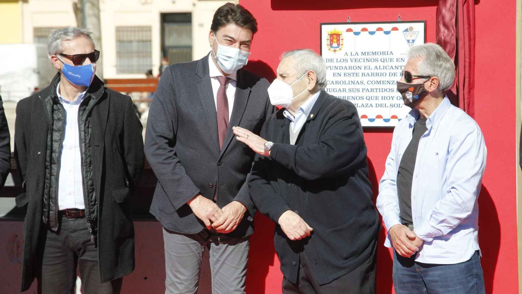 El alcalde de Alicante, Luis Barcala (PP), con los vecinos de Carolinas.