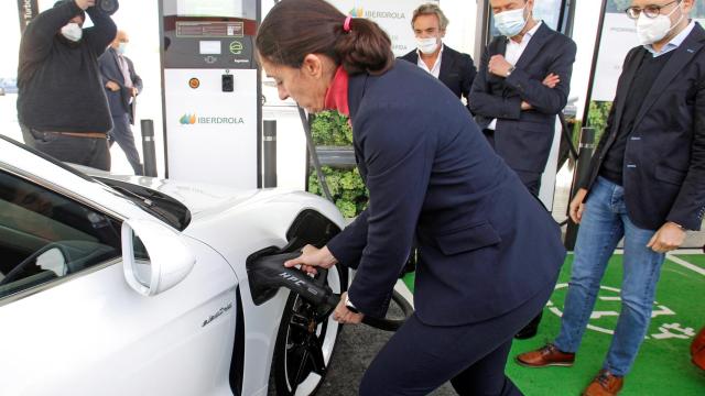 Elche cuenta con la mayor electrolinera del sur de Europa, capaz de cargar en menos de cinco minutos la batería del coche.