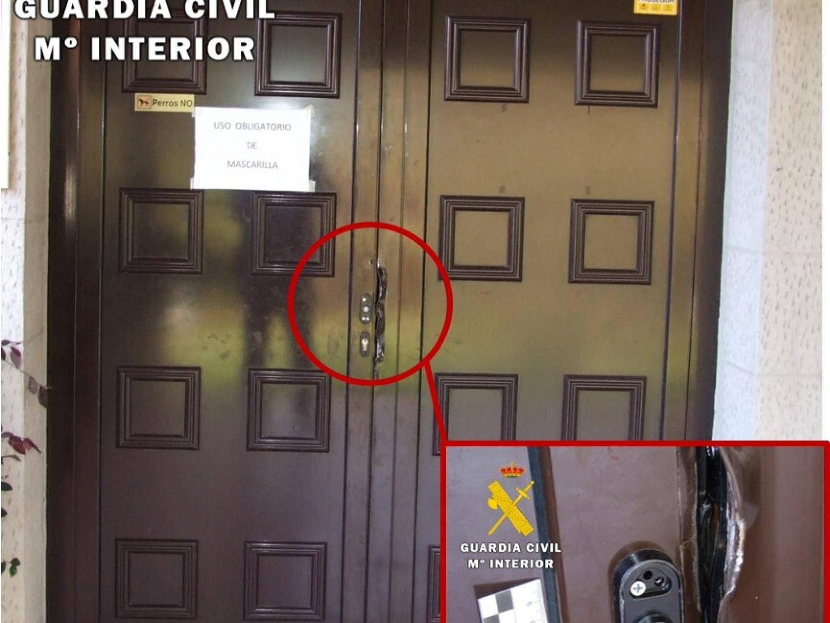 Imagen de la puerta forzada facilitada por la Guardia Civil