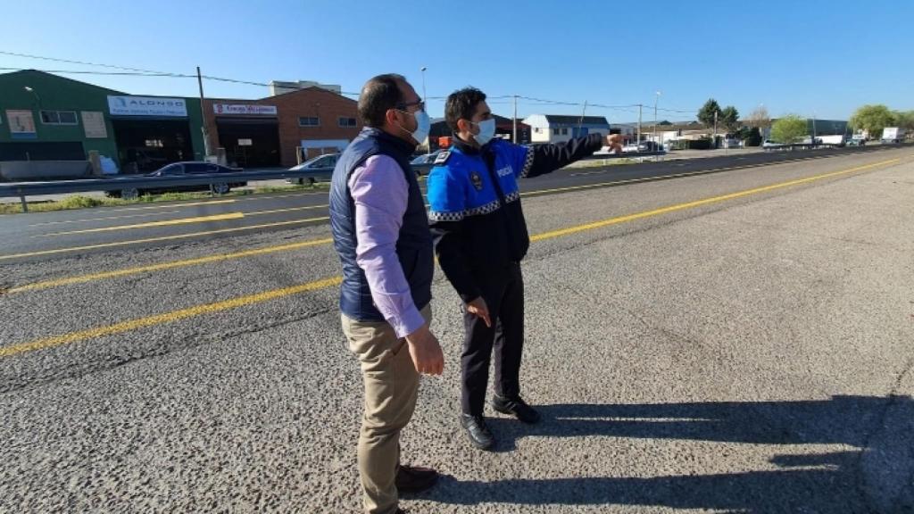 El alcalde de Tordesilla, Miguel Ángel Oliveira, junto a un Policía Local