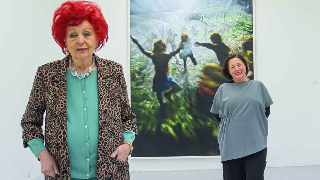 Juana de Aizpuru y Maribel López en la galería de la primera, delante de una pintura de Philipp Fröhlich. Foto: José Verdugo