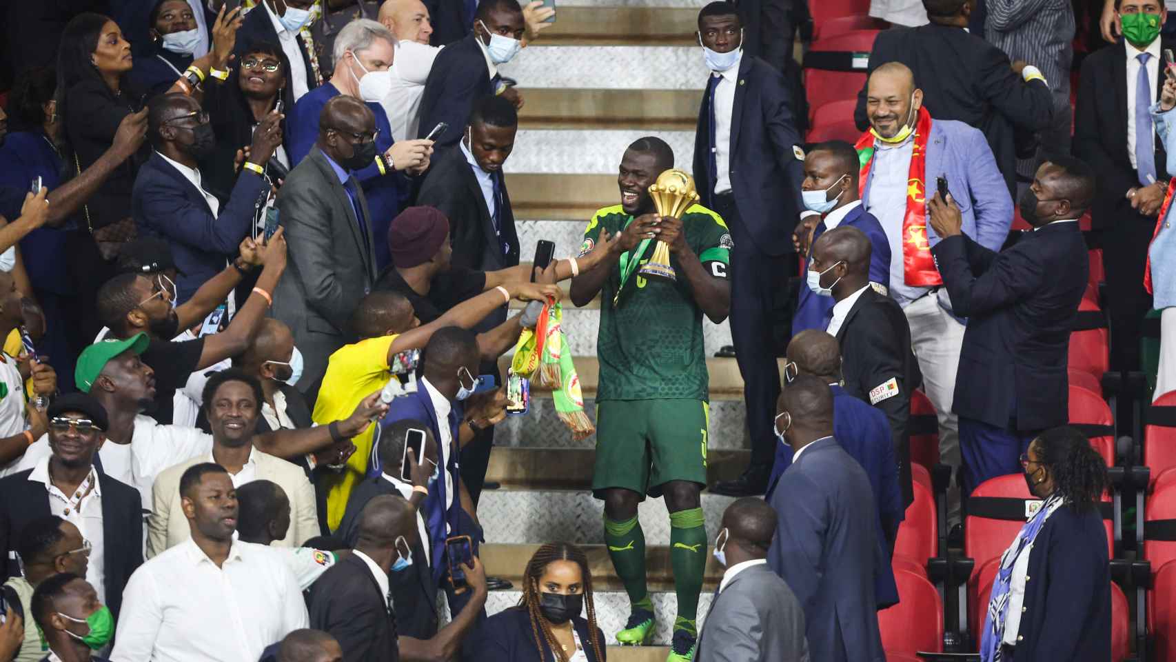 Kalidou Koulibaly, levantando el trofeo de la Copa África 2022 con la selección de Senegal