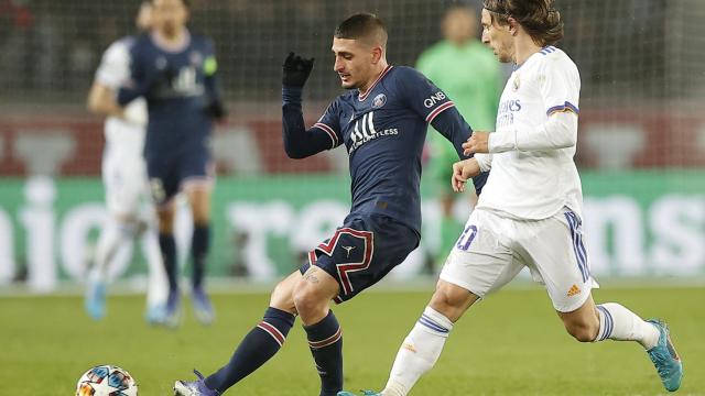 Marco Verratti hace un pase delante de Luka Modric.