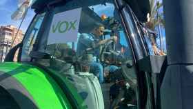 Santiago Abascal, líder de Vox, este miércoles, conduciendo un tractor en la protesta agrícola de Murcia.