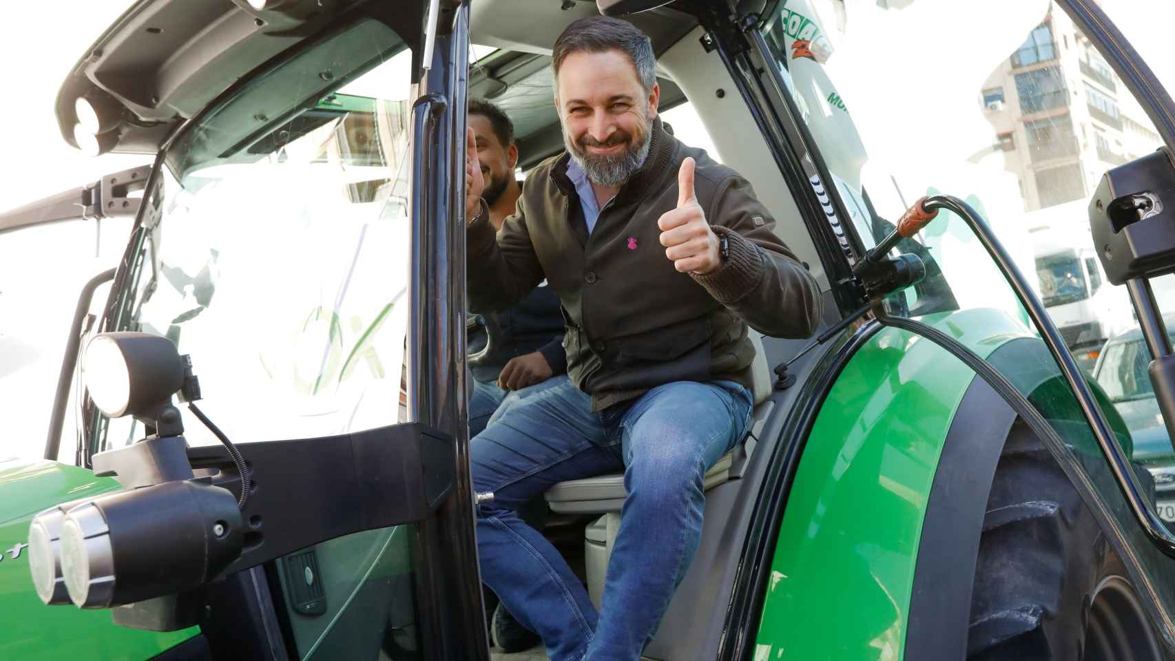 Santiago Abascal en uno de los tractores que han participado este miércoles en una movilización del sector agrario en Murcia. EP
