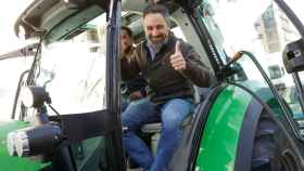 Santiago Abascal en un tractor durante una movilización del sector agrario en Murcia.
