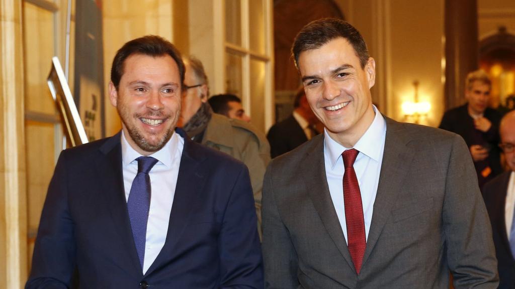 Óscar Puente y Pedro Sánchez, en una fotografía de archivo.