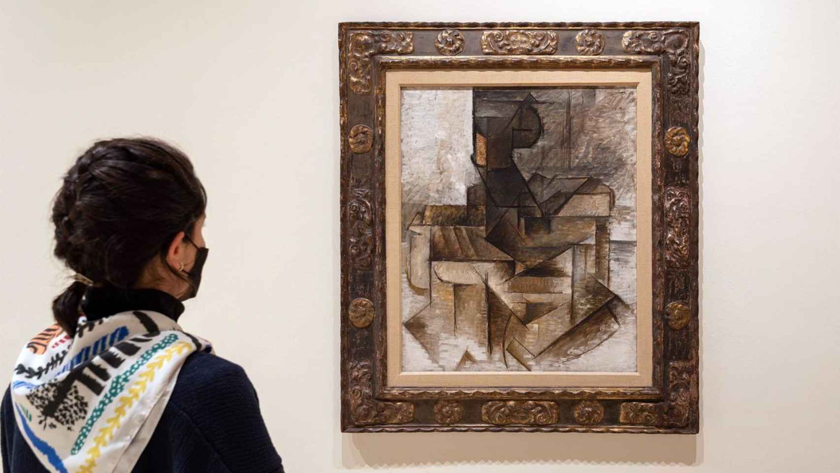 Una visitante frente a la obra de Picasso.