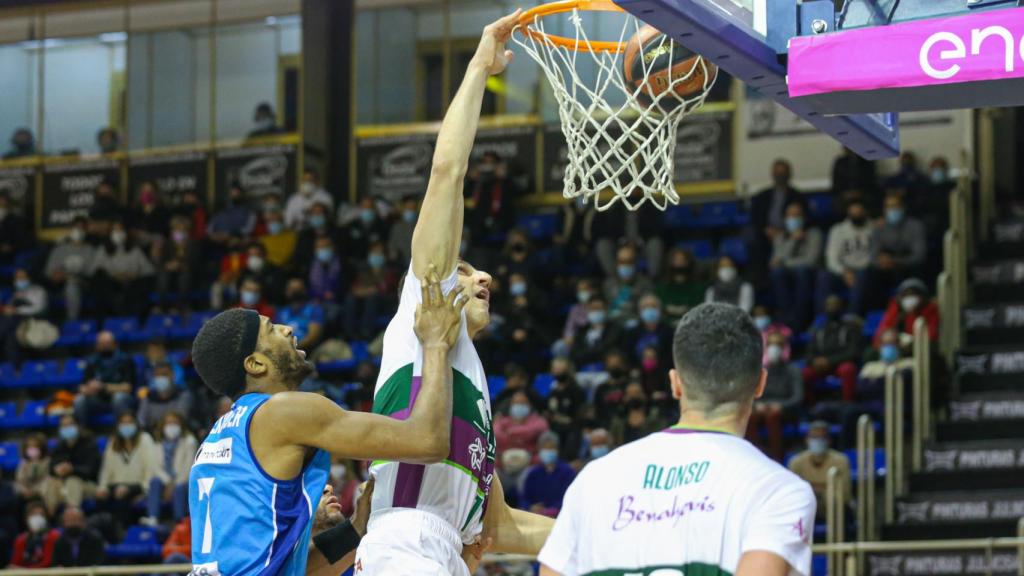 Dejan Kravic machaca el aro en su gran partido frente al Fuenlabrada.