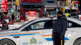 Un miembro de la Policía Montada de Canadá, frente a las protestas de los antivacunas en Ottawa.