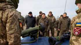 El presidente de Ucrania, Volodimir Zelenski, visita al Ejército.