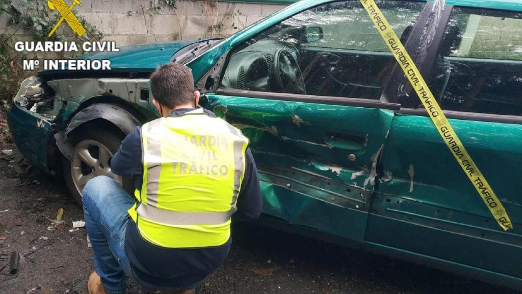 El coche accidentado en Coirós (A Coruña).