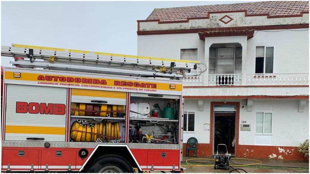 La vivienda de Boiro afectada por el incendio.