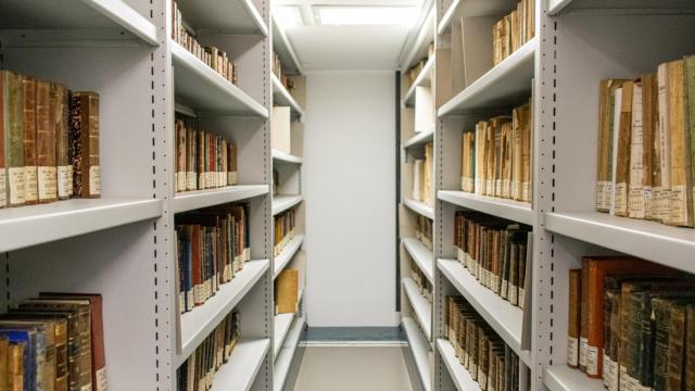 Libros de la biblioteca custodiados por la Real Academia Galega (RAG).