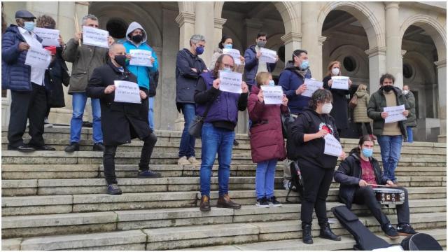 Protesta de los usuarios de los locales de ensayo frente al ayuntamiento.