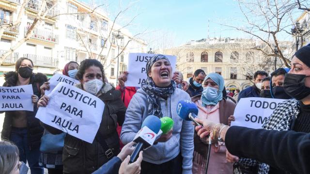 Hakima, la madre de la niña de 14 años hallada muerta  en Alcalá la Real, en el acto de repulsa por su muerte.