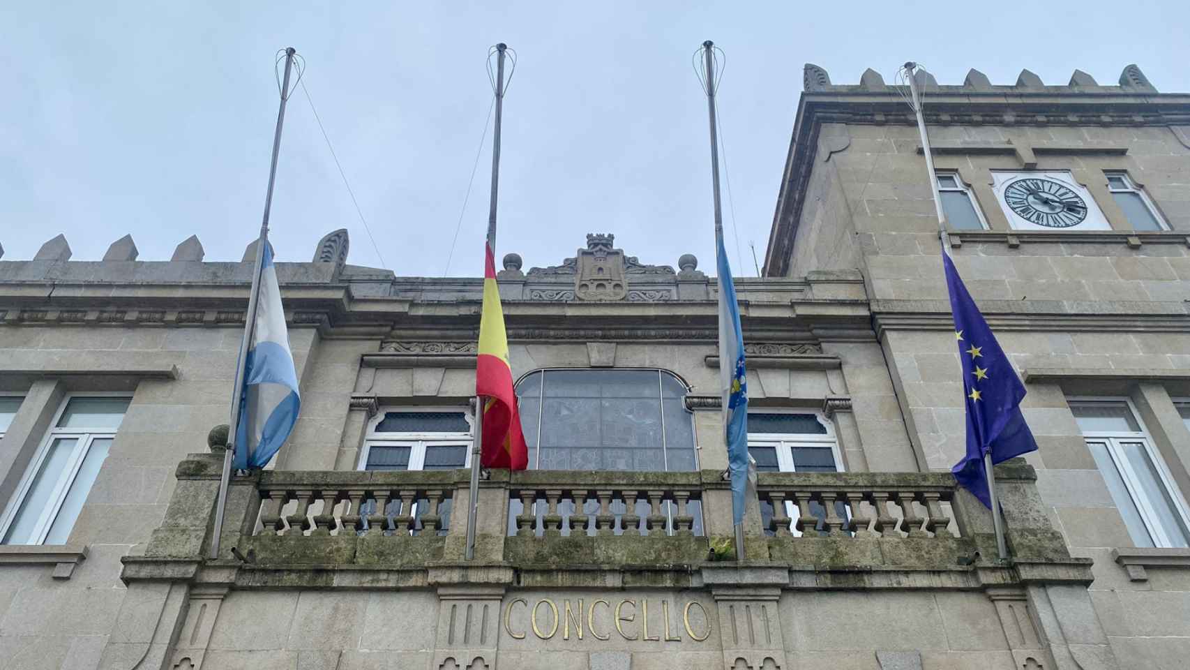 Banderas a media asta en el Concello de Marín.